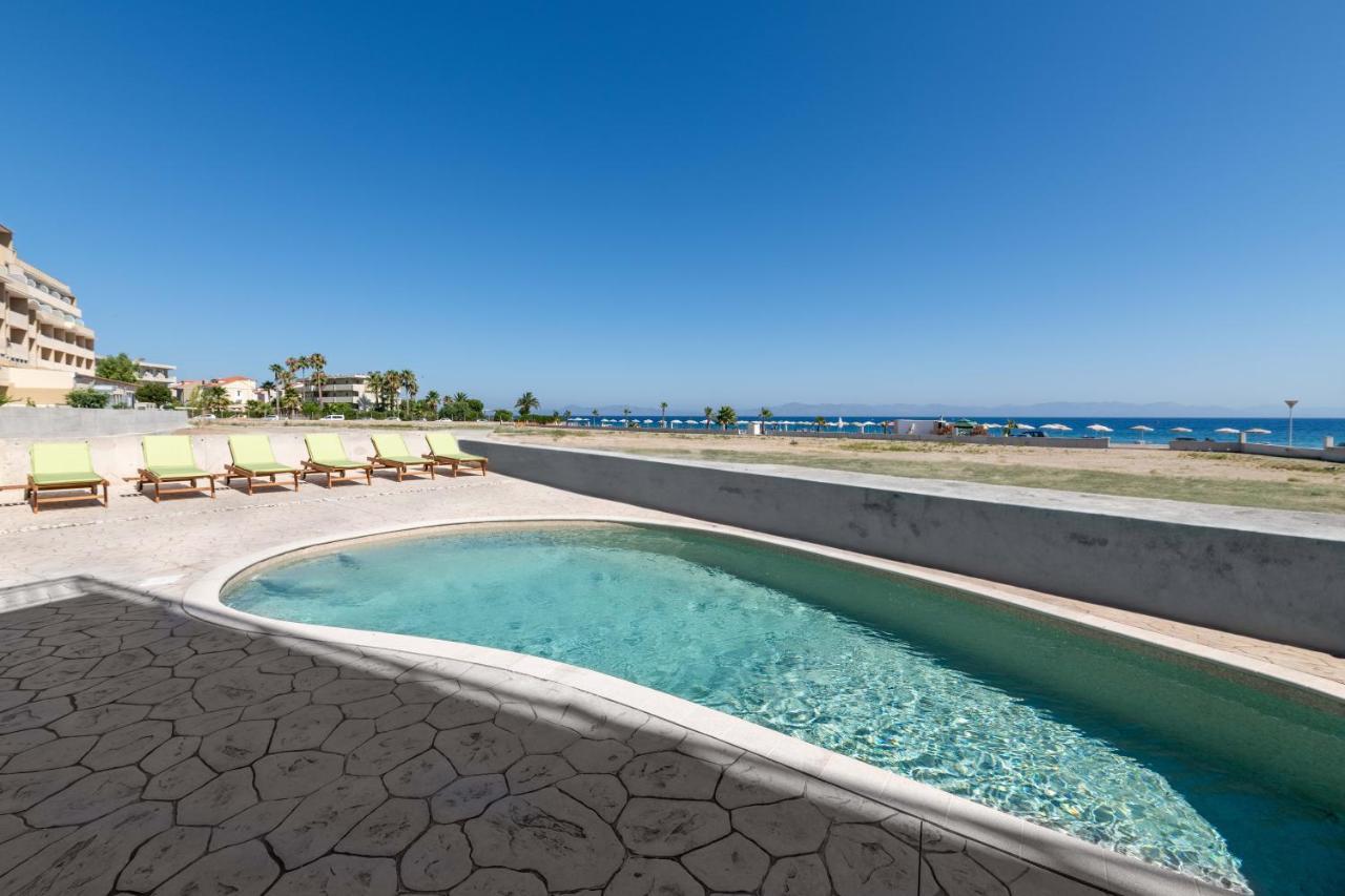 White&Blue Luxury Suites Ialysos  Exteriör bild