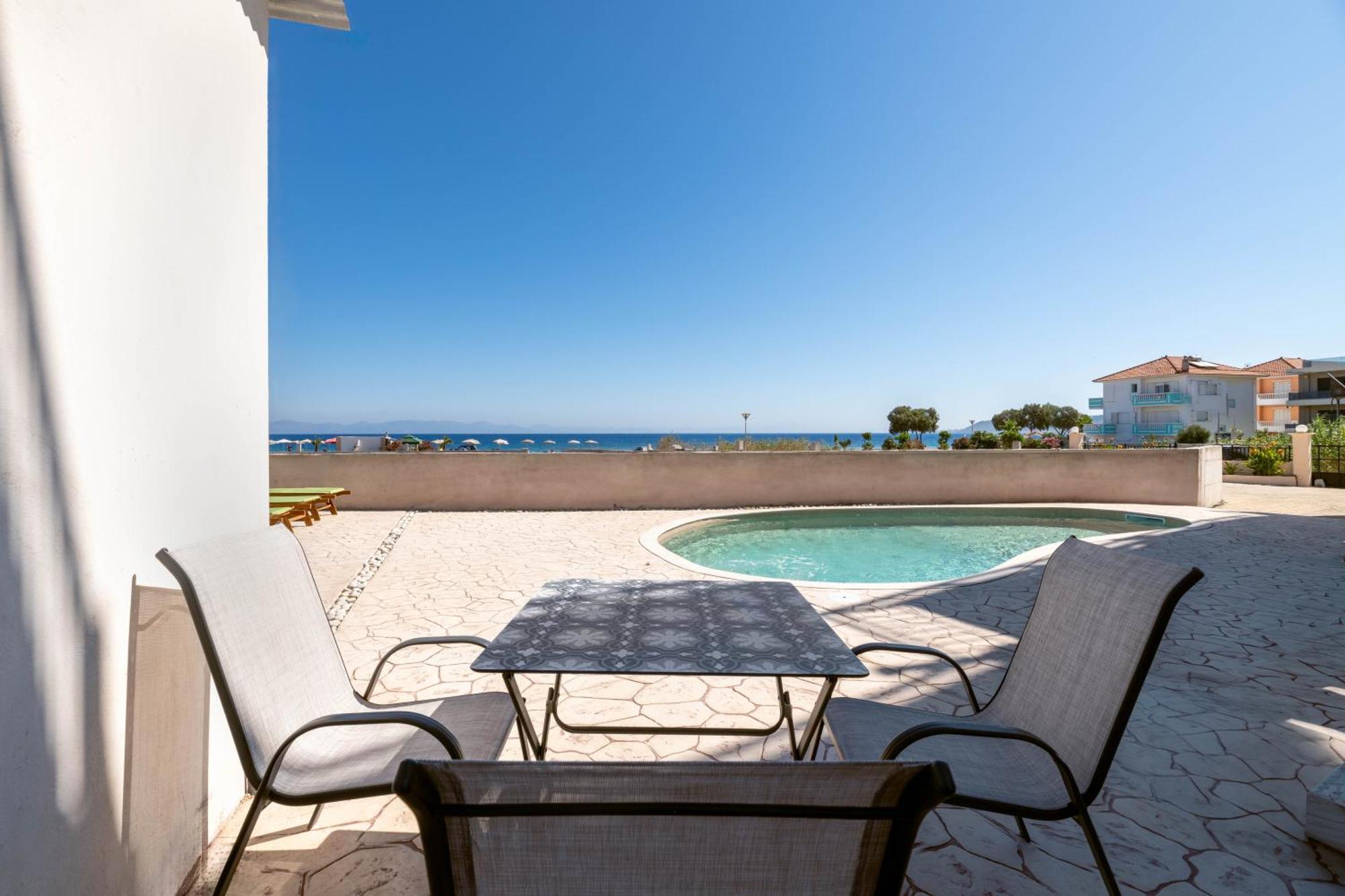 White&Blue Luxury Suites Ialysos  Exteriör bild