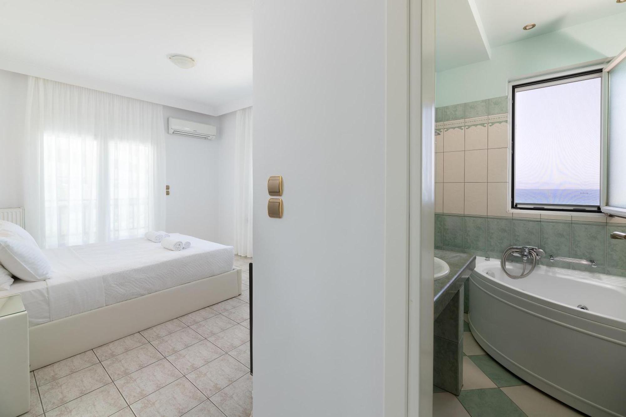 White&Blue Luxury Suites Ialysos  Exteriör bild