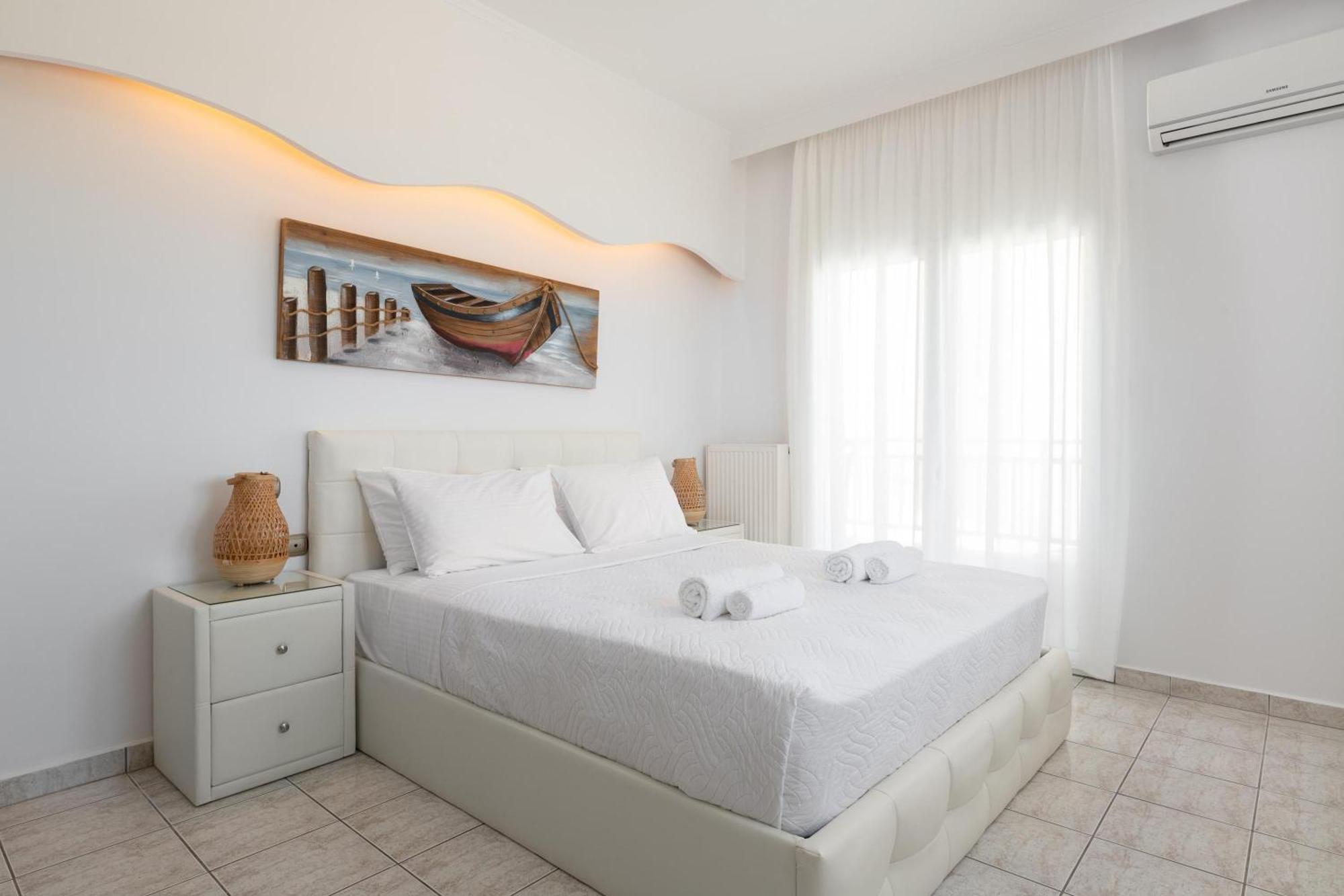 White&Blue Luxury Suites Ialysos  Exteriör bild