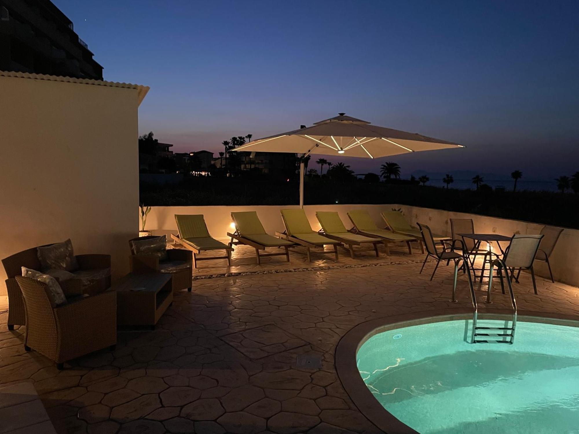 White&Blue Luxury Suites Ialysos  Exteriör bild