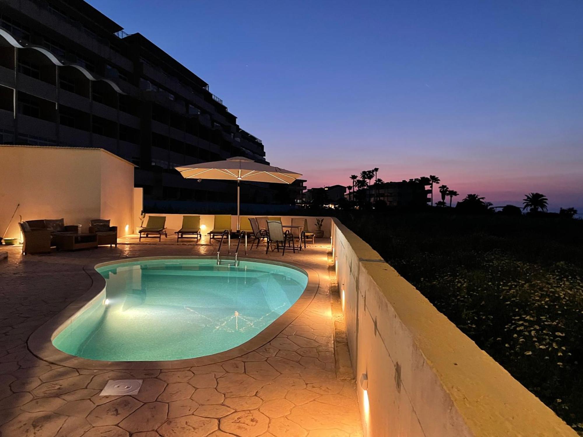 White&Blue Luxury Suites Ialysos  Exteriör bild