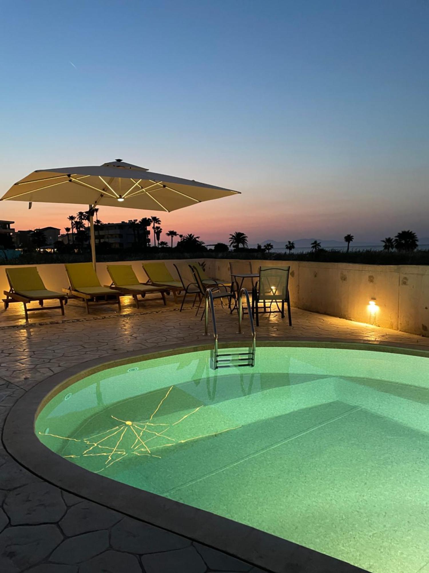 White&Blue Luxury Suites Ialysos  Exteriör bild