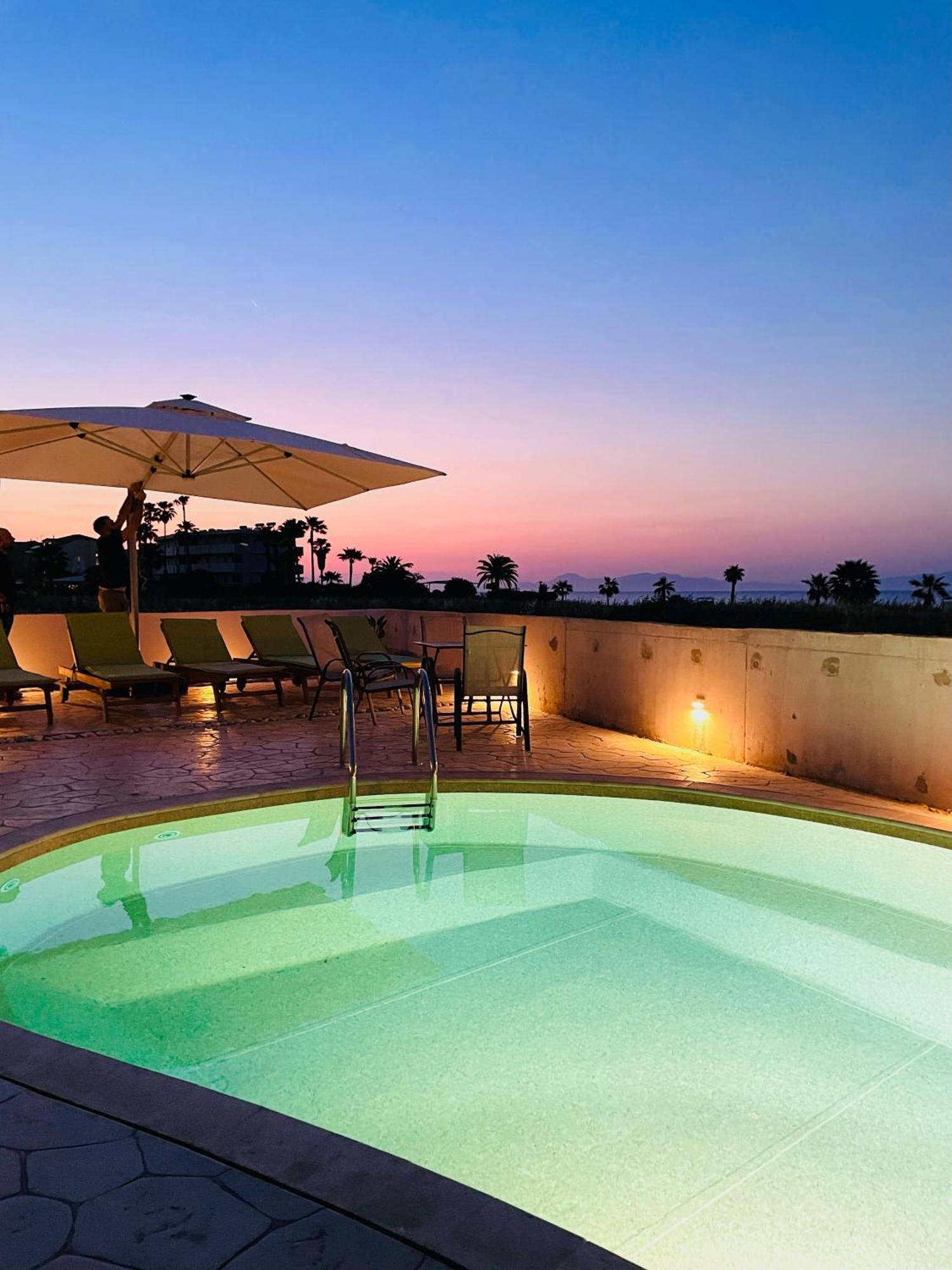 White&Blue Luxury Suites Ialysos  Exteriör bild